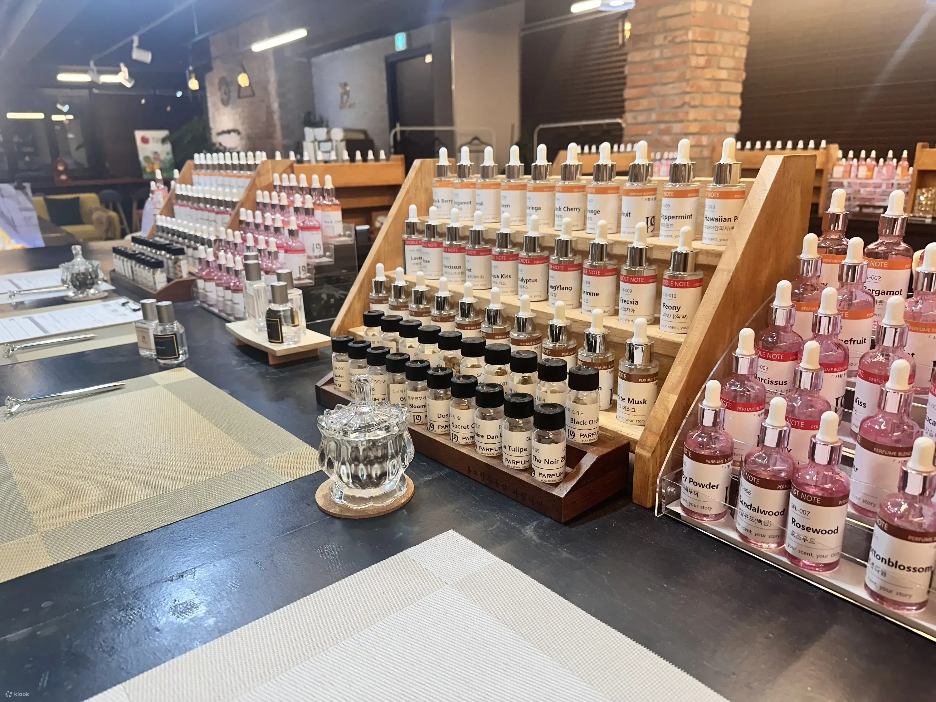 Custom fragrance ingredients displayed inside Parfum9