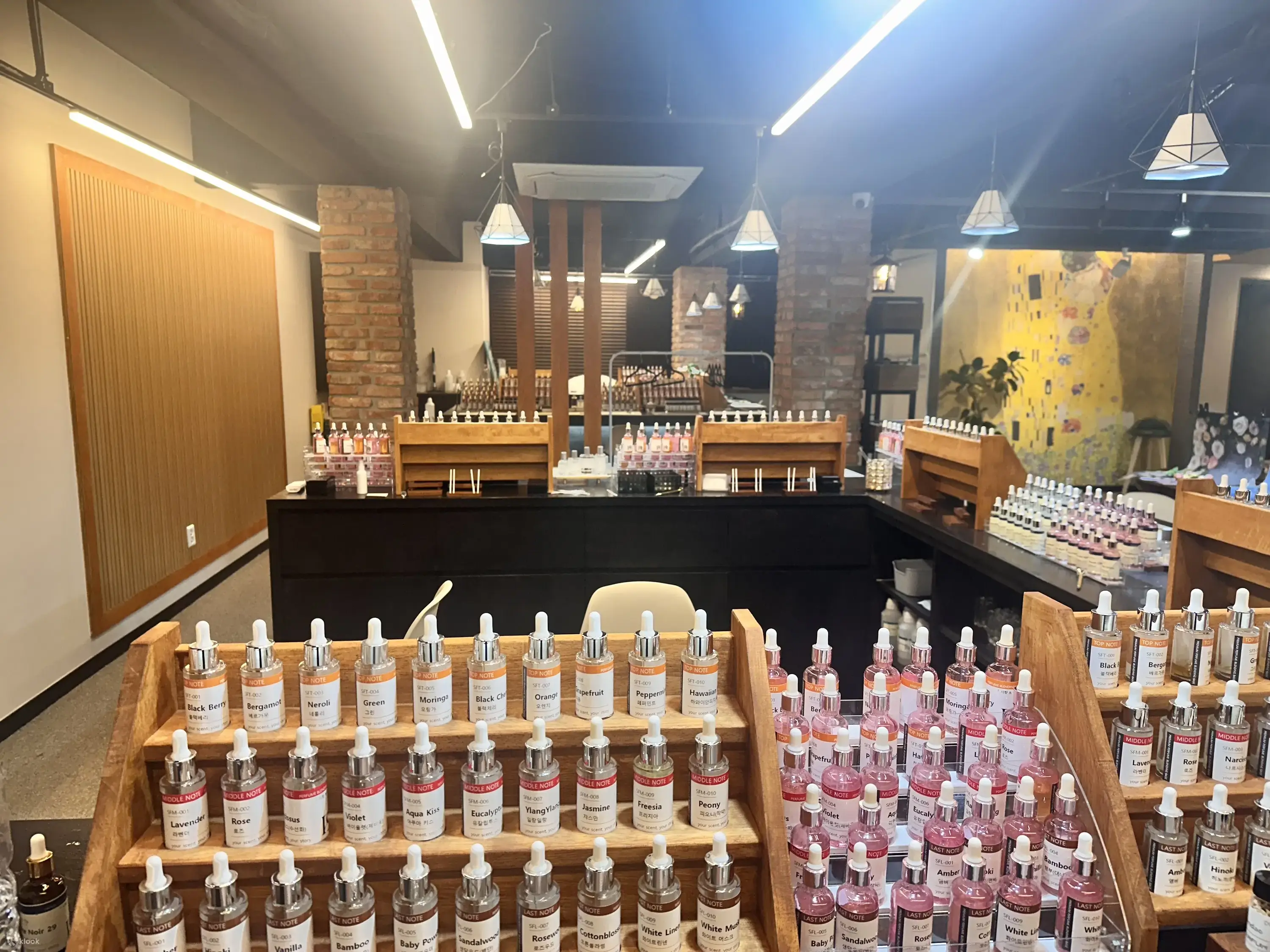 Top, middle and base fragrance notes on display
